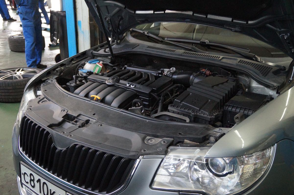 5. Общий вид подкапотного пространства автомобиля skoda superb.